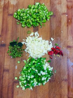 蒜瓣拍碎切成末，干辣椒切成段，葱切成葱花，线椒切成小圈儿，青花椒洗净备用！