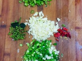 蒜瓣拍碎切成末，干辣椒切成段，葱切成葱花，线椒切成小圈儿，青花椒洗净备用！