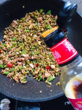 放入两勺生抽调味！