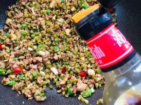 放入两勺生抽调味！