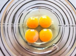 鸡蛋打入碗中