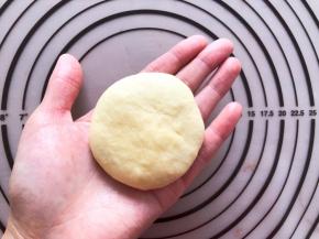 压扁，盖上保鲜膜二次发酵