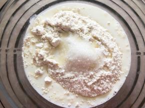 加入细砂糖和盐