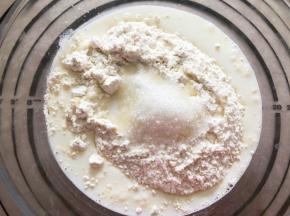 加入细砂糖和盐