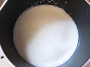 纯牛奶倒入奶锅中