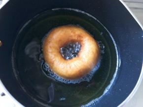 锅中倒入食用油5层热，放入甜甜圈，小火炸至两面金黄即可，捞出控干油，