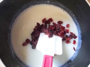 加入蔓越莓干，切小一点