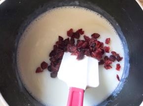 加入蔓越莓干，切小一点