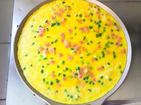 小火煎至凝固翻面