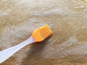 再擀薄一点，表面再刷水