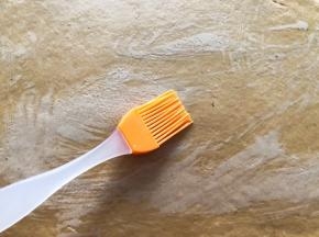 再擀薄一点，表面再刷水