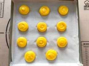 将面糊装入裱花袋挤入烤盘