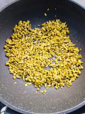 锅烧热，放入酸豇豆煸炒出水分，盛出备用！（酸豇豆和酸菜都要先把水份煸炒出来，再炒才香！）