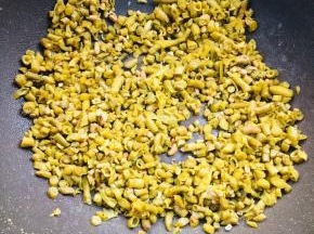 锅烧热，放入酸豇豆煸炒出水分，盛出备用！（酸豇豆和酸菜都要先把水份煸炒出来，再炒才香！）