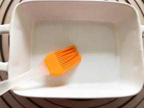 碗中刷上一点油