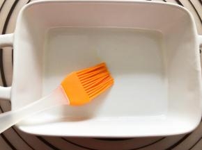 碗中刷上一点油