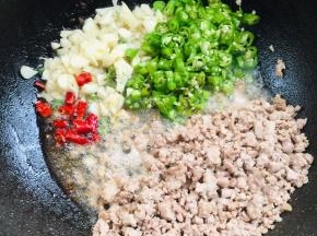 放入青花椒，蒜瓣，干辣椒，线椒爆出香味儿！