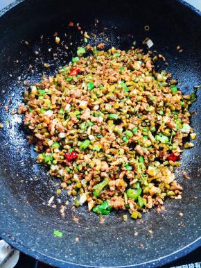 起锅前放入适量的鸡精翻炒均匀即可！