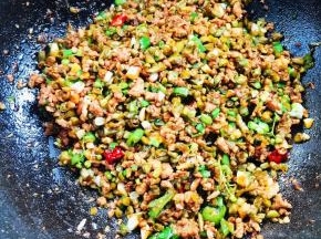 起锅前放入适量的鸡精翻炒均匀即可！