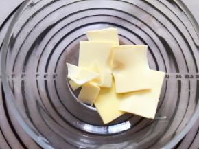 先做酥皮，黄油软化至能按下手指印