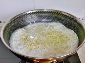 煮面，锅中加水烧开，下面条，用筷子搅拌均匀，反复淋入冷水，这样煮出来的面条口感劲道。