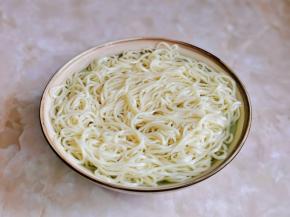 煮熟后捞出过冷水。