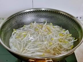 豆芽煮熟，冷水下锅，煮熟后捞出淋干水分。
