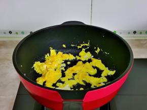 起油锅，倒入蛋液，小火煎蛋，再铲碎。