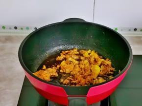 倒入调好的酱汁翻炒均匀。