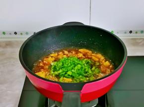 加入一小碗纯净水，再加入青椒丁。