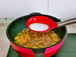 煮熟后淋上淀粉水勾芡。