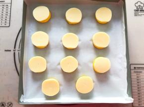 将酥皮放在泡芙表面