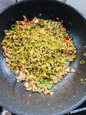 放入酸豇豆翻炒均匀！