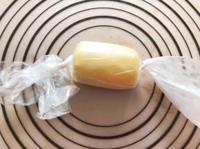 整形成圆柱形，放入冰箱冷藏