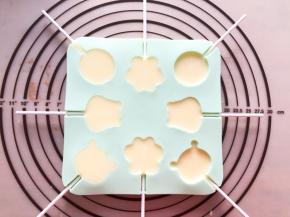 倒入模具中，放入冰箱冷藏2小时以上