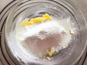 筛入面粉揉成团