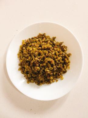 酸豇豆清洗干净，切成末备用！