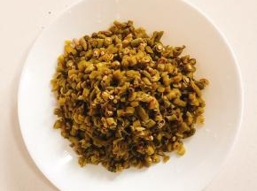 酸豇豆清洗干净，切成末备用！