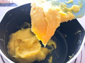 直到拉起面糊成倒三角状态即可，不要太湿也不要太干，鸡蛋不一定用完