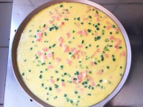 倒入面糊迅速摊均匀