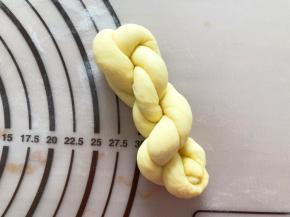 再对折，封口处穿入刚刚拉的口中即可