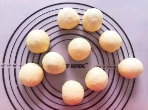 拿出排气，分成均等的10等份揉圆，盖上保鲜膜松弛20分钟