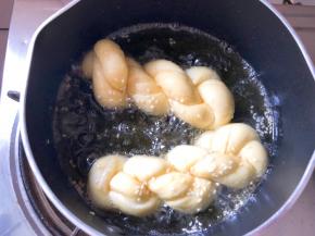 锅中油烧热，放入麻花小火炸