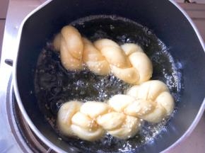 锅中油烧热，放入麻花小火炸