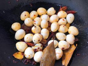 放入鹌鹑蛋翻炒均匀