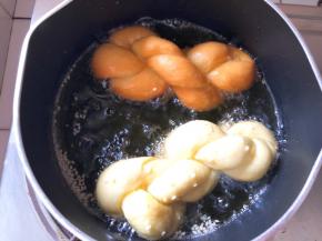 炸至两面金黄即可