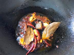 放入香叶，八角，冰糖，干辣椒翻炒至冰糖融化