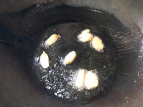 锅中油烧热，放入蒜生姜爆香