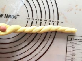 两头对折，右手食指留一个口拉住，左手搓成麻花状