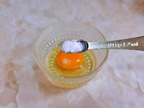 鸡蛋磕碗里，加入盐，用筷子打散。